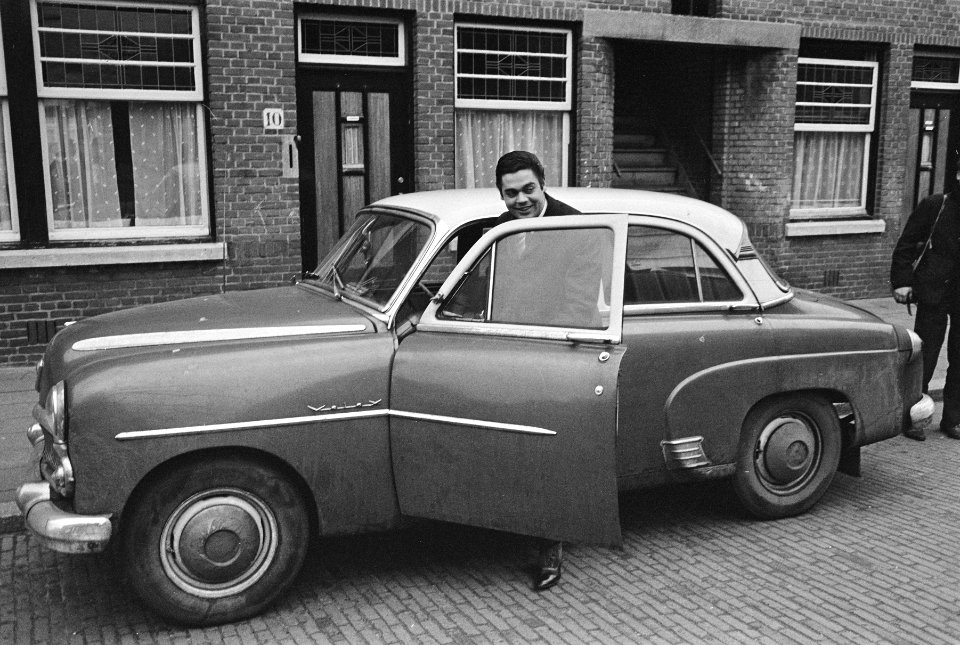 Johnny Lion en de Jumping Jewels , Johnny Lion in zijn auto, Bestanddeelnr 915-9678
