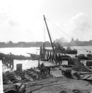 IJ tunnelbouw . Aanlegsteiger pont wordt afgebroken, Bestanddeelnr 913-0245