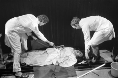 Johnny The Selfkicker tijdens een act, Bestanddeelnr 922-6887