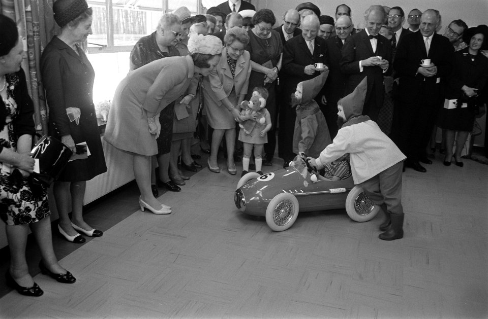 HKH Prinses Beatrix opent kleuterhuis van de Krabbenboss en geeft het de naam Pr, Bestanddeelnr 922-3687