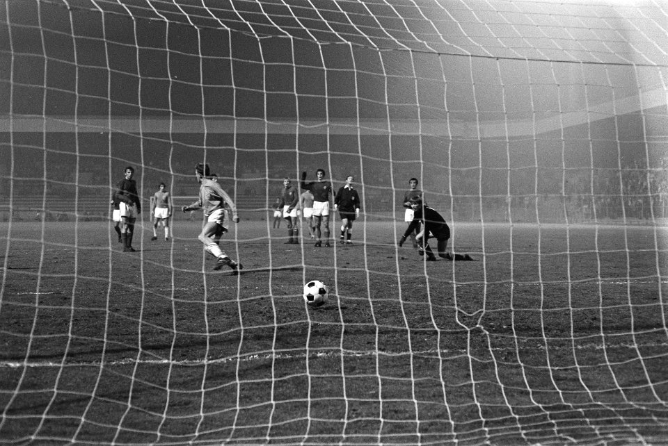 Jong Oranje tegen Joegoslavie B 5-2 Rene van der Kerkhoff (derde van links) maa, Bestanddeelnr 923-9142
