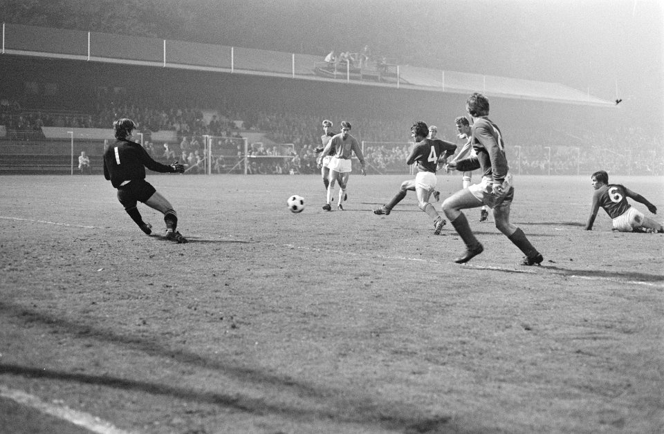 Jong Oranje tegen Joegoslavie B 5-2 Rene van der Kerkhoff (rechts) lost schot, Bestanddeelnr 934-6565