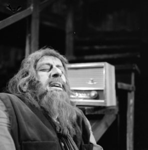 Johnny Kraaijkamp als Fagin in Oliver, luisterend naar Wim Kan, Bestanddeelnr 915-8944