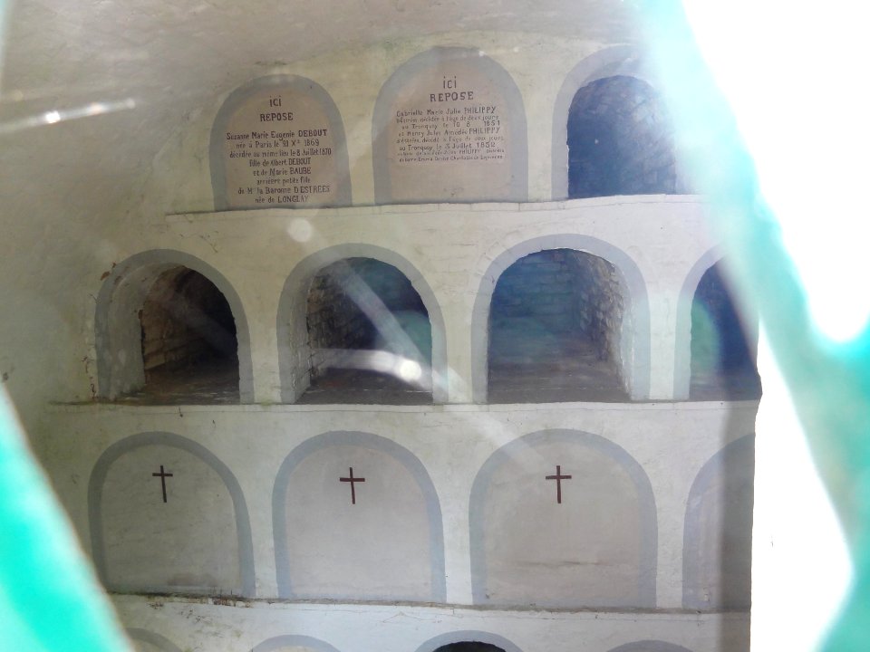 Joncourt (Aisne) chapelle funéraire familiale, vue à l'intérieur