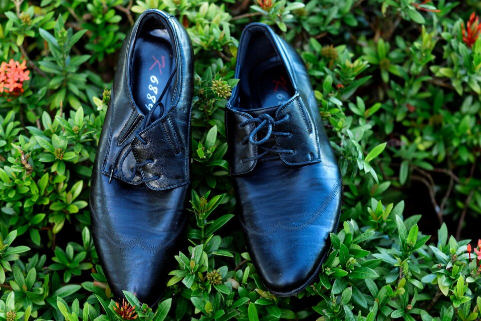 Black polished green wedding