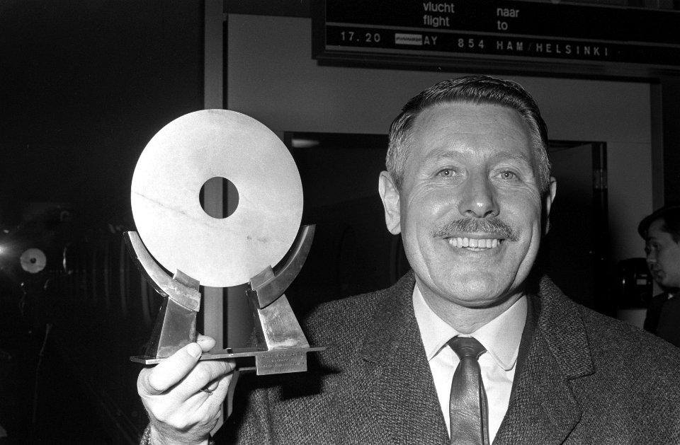 John Woodhouse (Holshuysen) met Miden Trofee op Schiphol, Bestanddeelnr 922-0336
