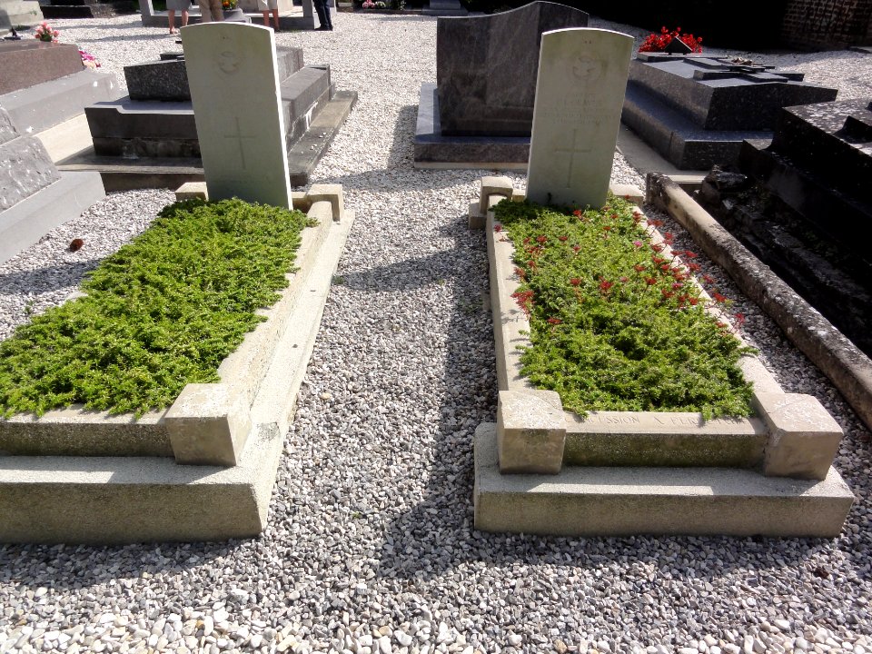 Joncourt (Aisne) tombes de de guerre de la Commonwealth War Graves Commission u cimetière communal