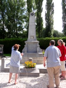Joncourt (Aisne) monument au morts au cimetière