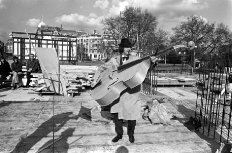 IJf Blokker (Barend Servet) op bouwput Leidse Bosje voor opnamen Met cello, Bestanddeelnr 926-3932 photo