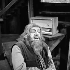 Johnny Kraaijkamp als Fagin in Oliver, luisterend naar Wim Kan, Bestanddeelnr 915-8941