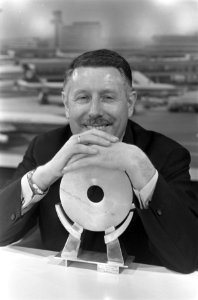 John Woodhouse (Holshuysen) met Miden Trofee op Schiphol, Bestanddeelnr 922-0335