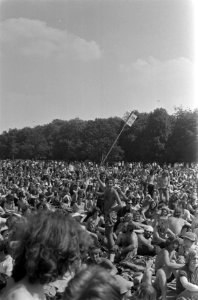 Jong festivalpubliek tijdens optreden, Bestanddeelnr 923-6270