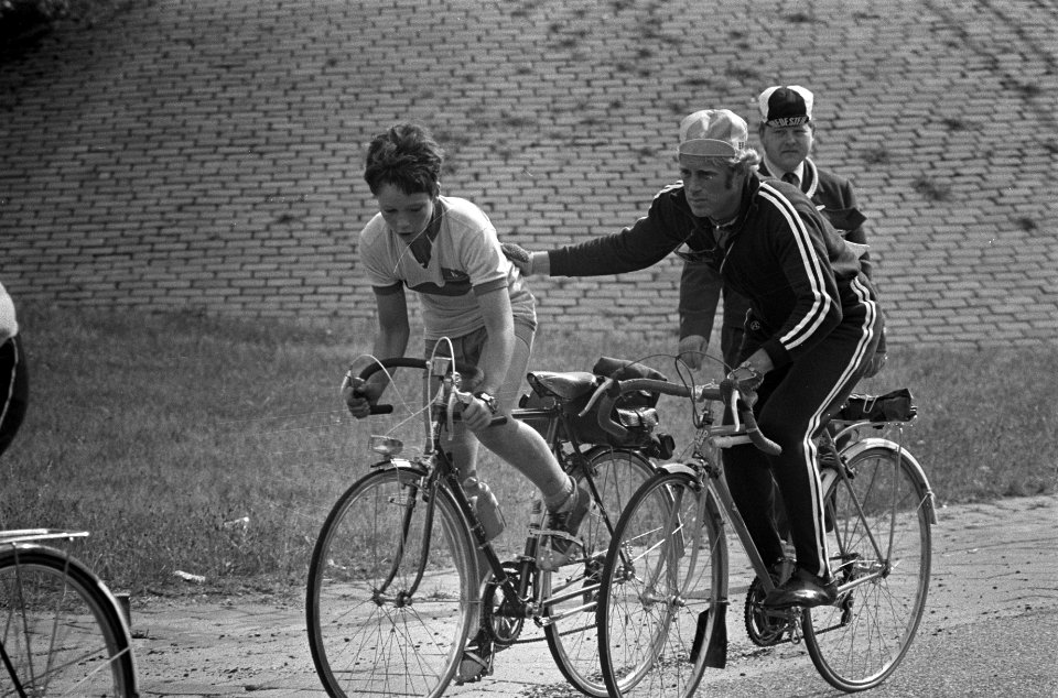 Jeugdronde Tour de Oude Jan in Velp van start gegaan, deelnemertje wordt geduwd, Bestanddeelnr 926-5644