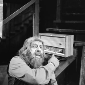 Johnny Kraaijkamp als Fagin in Oliver, luisterend naar Wim Kan, Bestanddeelnr 915-8943