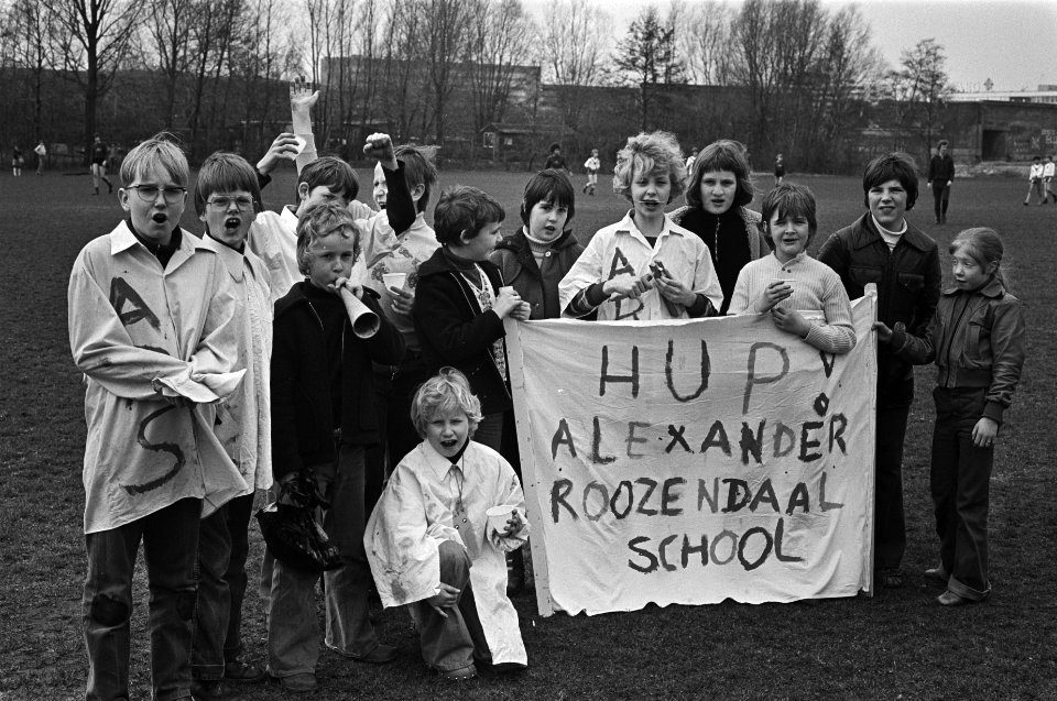 Jeugdige supporters van de Alexander Roozendaalschool bij het schoolvoetbal, Bestanddeelnr 929-0743