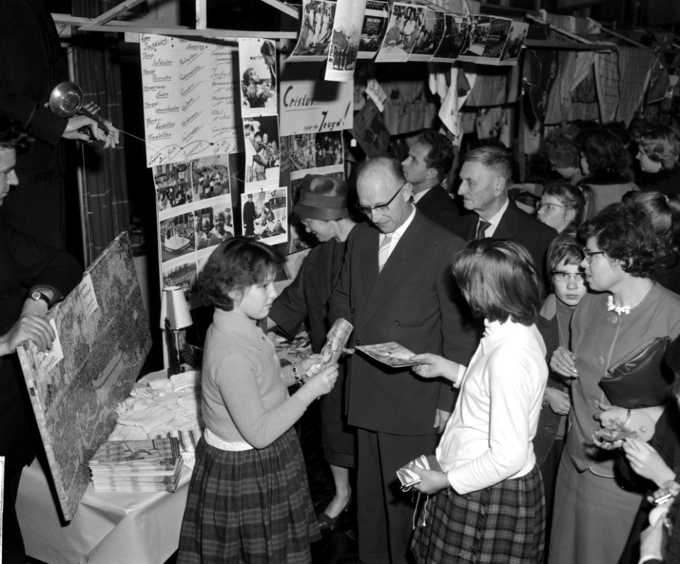 Jeugdmark 61 in Rotterdam Wethouder Langerak bij een stand, Bestanddeelnr 913-1934
