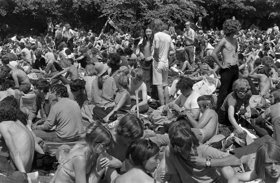 Jeugdig festivalpubliek in het Kralingse Bos wacht op het volgende optreden, Bestanddeelnr 923-6265