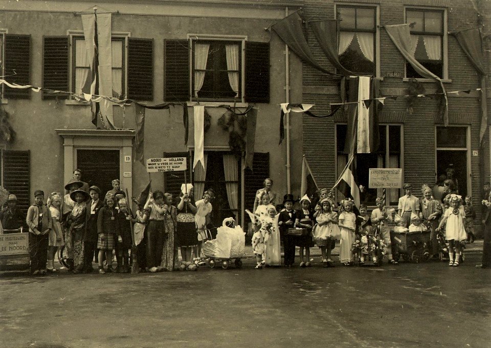 Jeugdoptocht, links Huize Jaqueline. Aangekocht in 1976 van fotograaf C. de Boer. Identificatienummer 54-011226, NL-HlmNHA 54010752