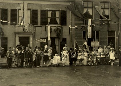 Jeugdoptocht, links Huize Jaqueline. Aangekocht in 1976 van fotograaf C. de Boer. Identificatienummer 54-011226, NL-HlmNHA 54010752