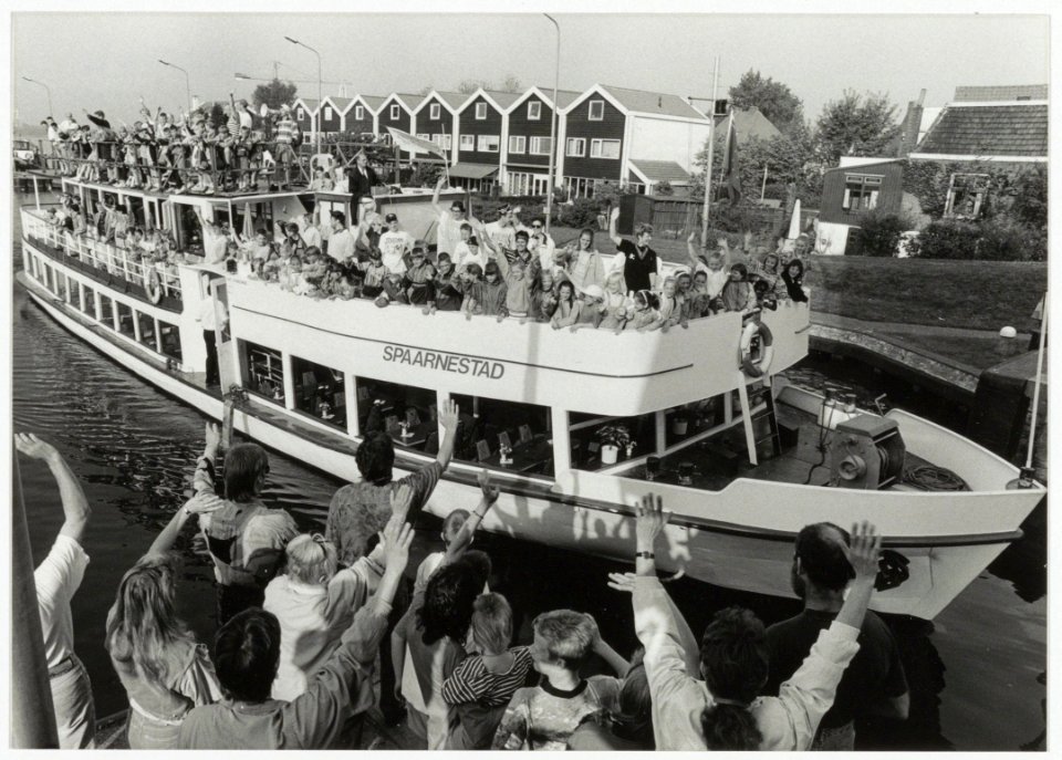 Jeugdvereniging Don Bosco uit Spaarndam per boot naar vakantiekamp te Harderwijk. NL-HlmNHA 54034056