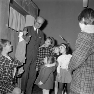 Jeugdvakantie-aktie in Rotterdam, mr Jana en Erna met artiesten en jeugdig publ, Bestanddeelnr 916-2616