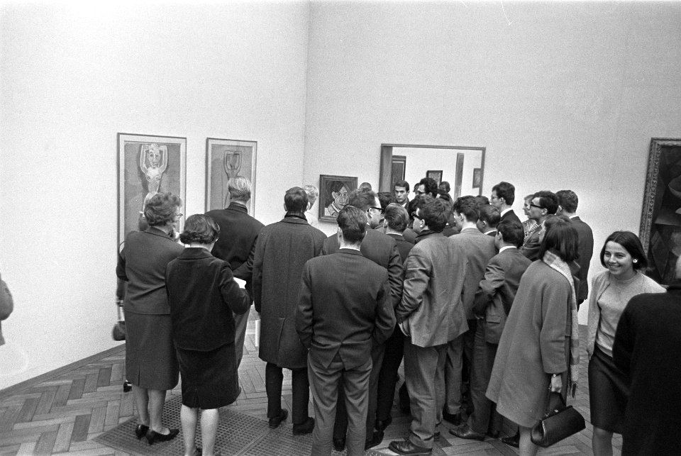 Jeugdige belangstelling voor Picasso in Stedelijk Museum, Bestanddeelnr 920-1615