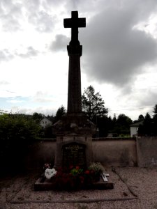 Jolivet (M-et-M) monument aux morts (croix au cimetière)