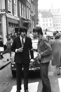 Johnny Lion (midden) en Spencer Davis drinken een glas bier op straat, Bestanddeelnr 919-6297