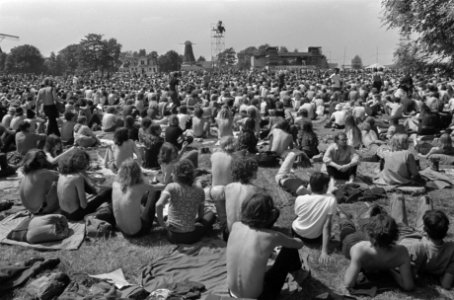 Jeugdige festivalbezoekers in Kralingse Bos zit op het gras voor het podium, Bestanddeelnr 923-6263