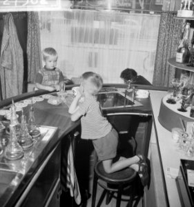 Jeugdland 61 Kinderen in de kroeg, Bestanddeelnr 912-7562