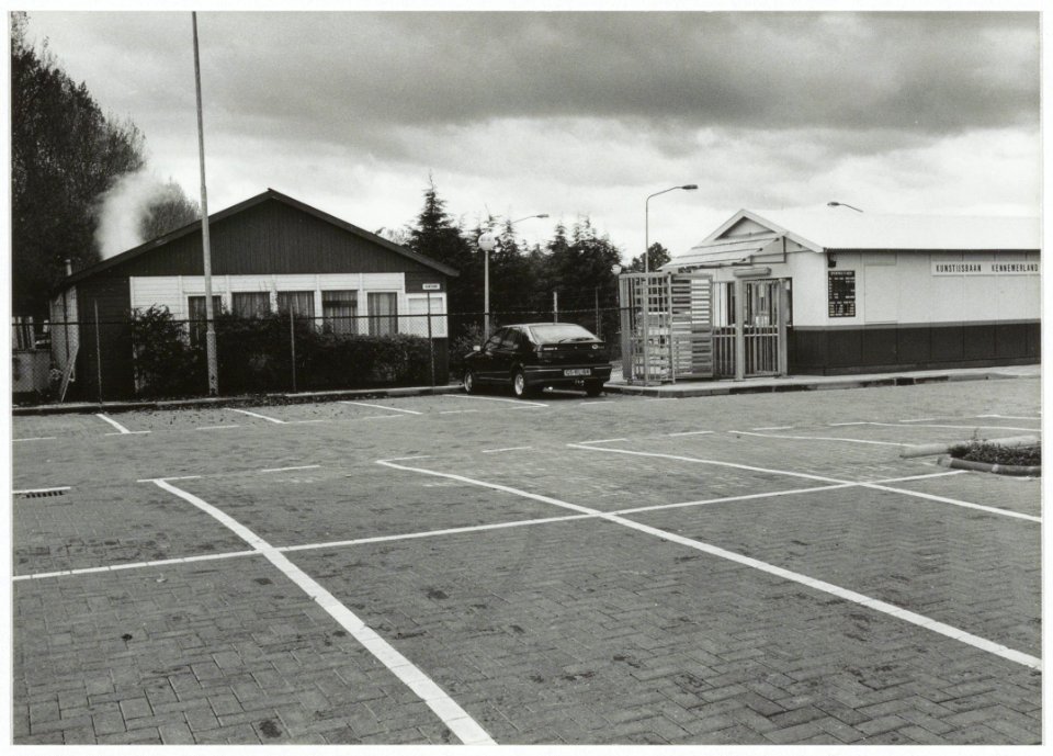 Jeugdherberg bij ingang kunstijsbaan. NL-HlmNHA 54035083