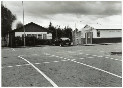 Jeugdherberg bij ingang kunstijsbaan. NL-HlmNHA 54035083