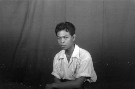 Jonge Indonesische man in burger, Bestanddeelnr 6383