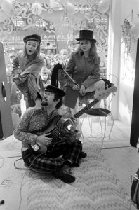 Jeugdmode geshowd in etalage bij Frits Rolff in Vijzelstraat, Bestanddeelnr 920-1297