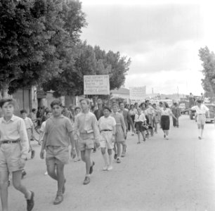 Jeugdige deelnemers aan een 1 mei demonstratie (Dag van de Arbeid), Bestanddeelnr 255-0169