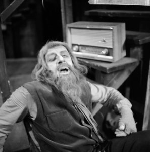 Johnny Kraaijkamp als Fagin in Oliver, luisterend naar Wim Kan, Bestanddeelnr 915-8942