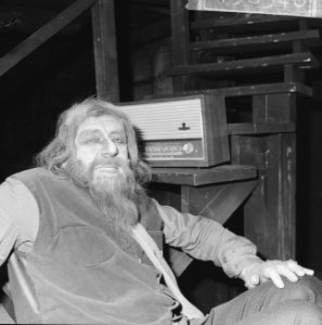 Johnny Kraaijkamp als Fagin in Oliver, luisterend naar Wim Kan, Bestanddeelnr 915-8940