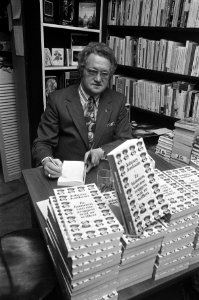 Johnny Jordaan signeert zijn boek in boekhandel Jan Haverman in Amsterdam, Bestanddeelnr 926-1067