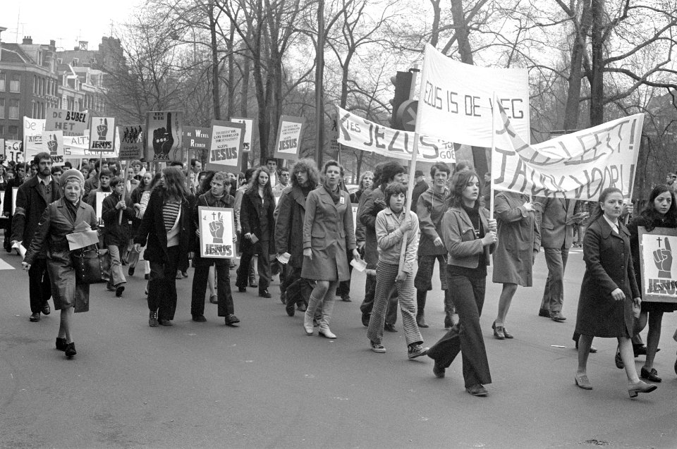 Jezusbeweging houdt optocht in Amsterdam, Bestanddeelnr 925-5017