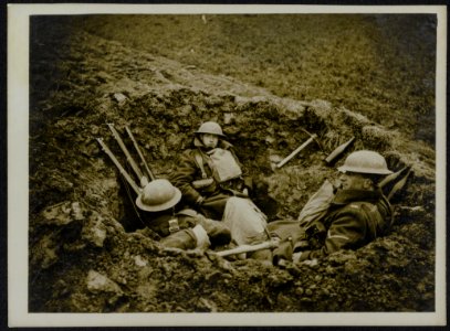 Jolly Jocks waiting in support. Their lines are shellholes in a ploughed field, Bestanddeelnr 158-0947