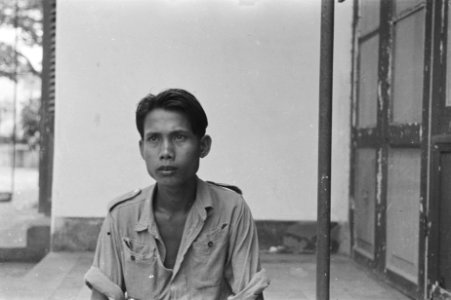 Jonge Indonesische of Indische man met overhemd zonder rangonderscheidingsteken, Bestanddeelnr 519-4-1