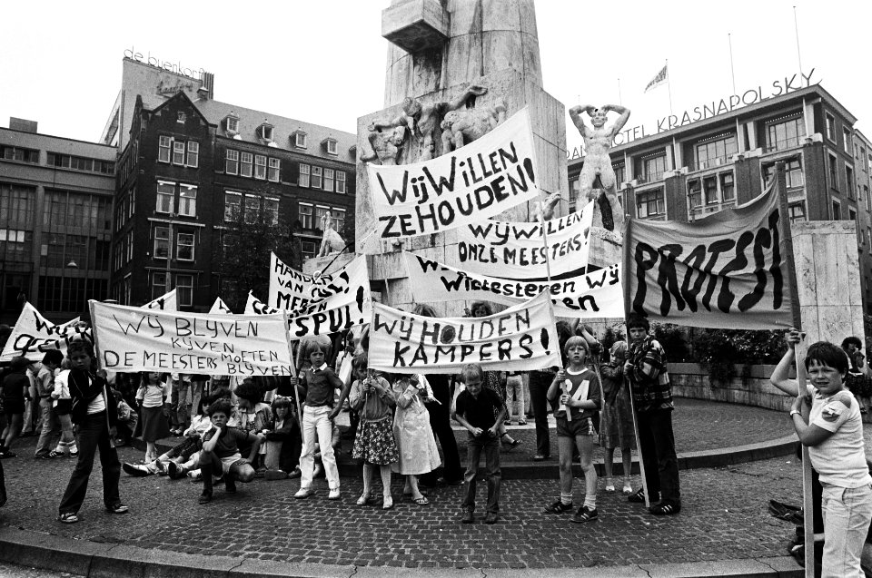 Jeugdige demonstranten op de Dam met spandoeken met o.a. de teksten Wij willen, Bestanddeelnr 930-2984