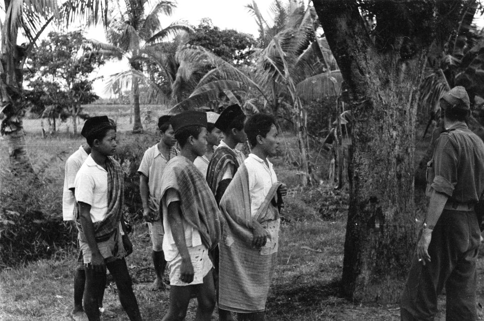 Jonge Indonesiërs (die naar een moskee gaan of er vandaan komen), Bestanddeelnr 1734