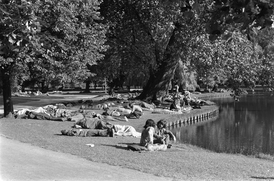 Jeugdige toeristen slapen in Vondelpark, Amsterdam, slapers in park, Bestanddeelnr 924-7138