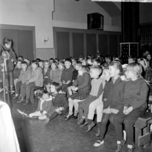 Jeugdvakantie-aktie in Rotterdam, mr Jana en Erna met artiesten en jeugdig publ, Bestanddeelnr 916-2615