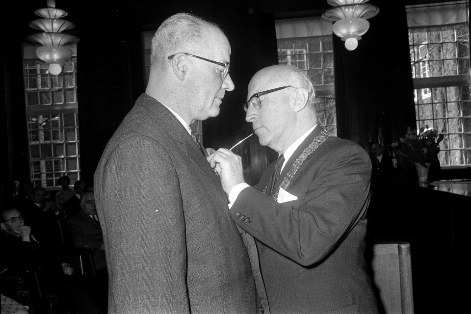 Jonkheer D. G. de Graeff (links) krijgt koninklijke onderscheidingen op gespeld , Bestanddeelnr 923-4800