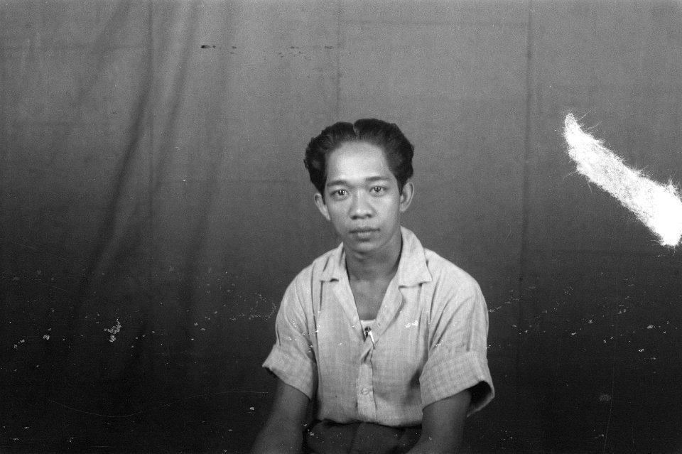 Jonge Indonesische man in burger, Bestanddeelnr 6390