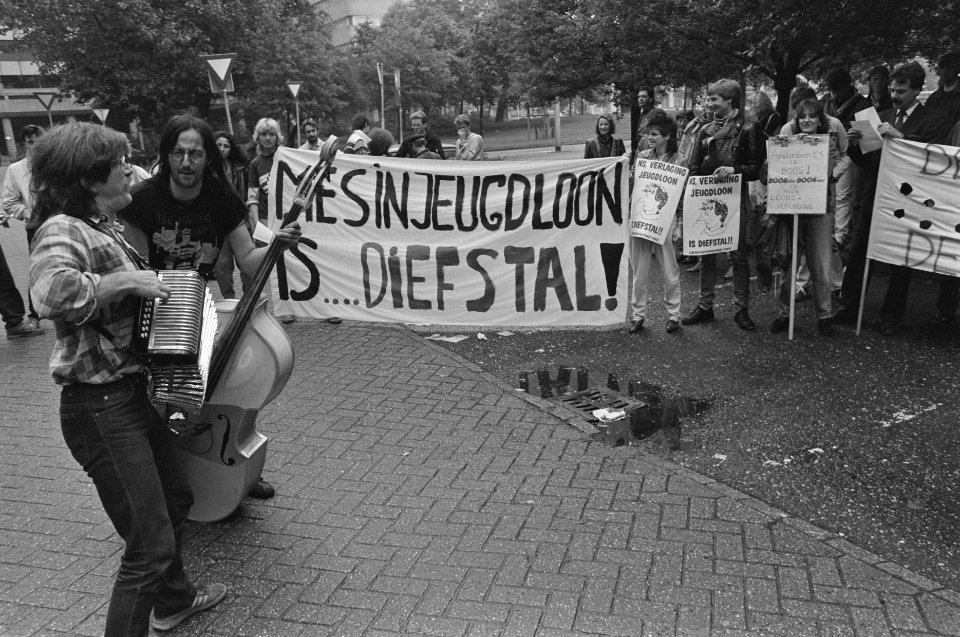 Jonge NS-ers demonstreren in Utrecht tegen ingreep in jeugdlonen door NS, Bestanddeelnr 934-0214