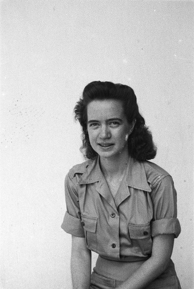 Jonge vrouw in uniform, Bestanddeelnr 517-4-1