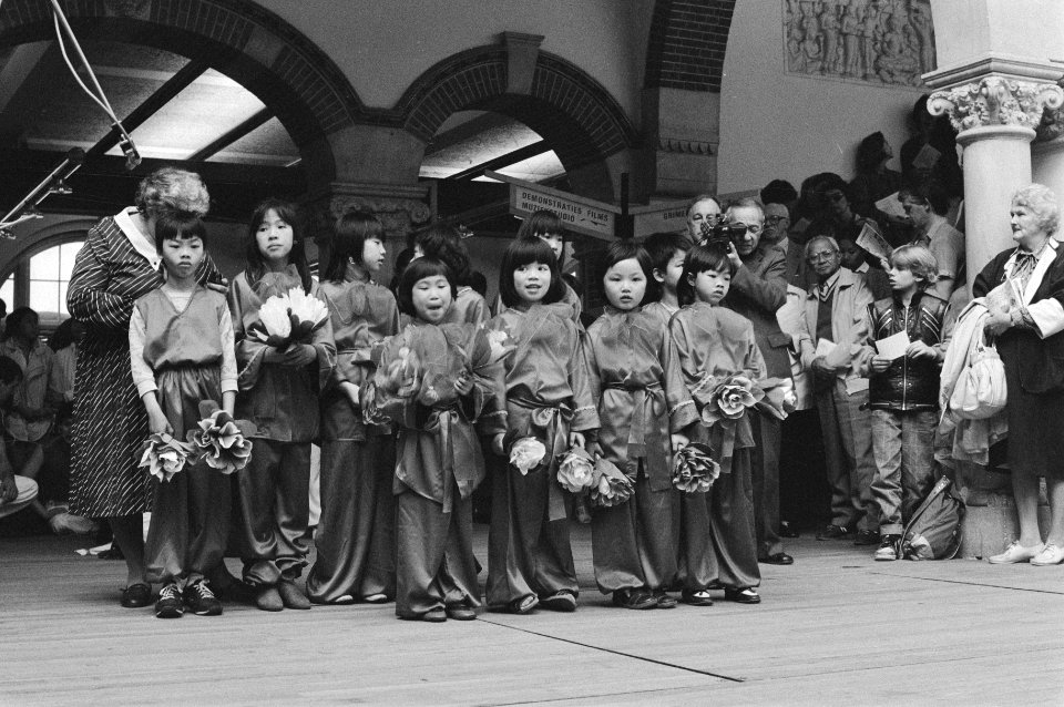 Jonge Chinese kinderen tijdens opening China-manifestatie Tropenmuseum Amsterdam, Bestanddeelnr 933-6364